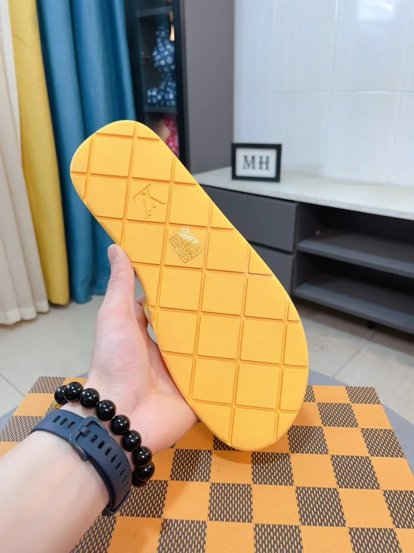 Men's shoes 💰340🌹🌹 (lv-Louis Vuitton) New men's slippers, high-end boutique, exquisite embossed logo decoration on the upper, fine workmanship, super soft soles, casual, loose and comfortable, a must-have in summer! \nsize：38-44